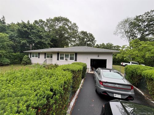 72 Fanning Blvd, Riverhead, NY, 11901-2131 | Card Image