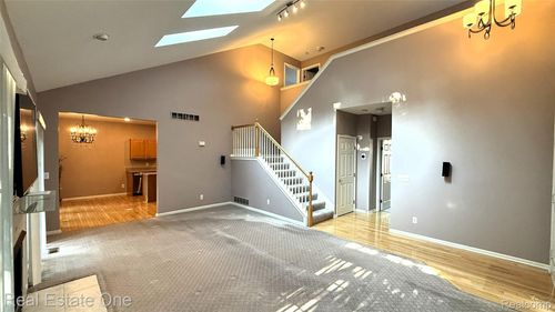 4392 Gateway Cir, West Bloomfield, MI, 48322-3670 | Card Image