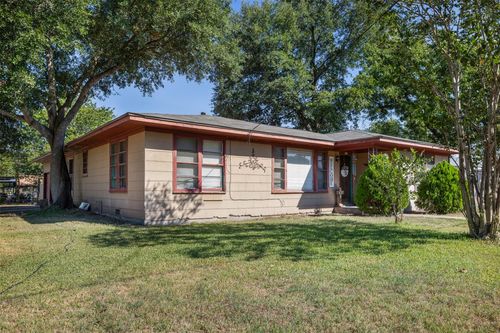 312 S Wilson Ave, Giddings, TX, 78942-4332 | Card Image