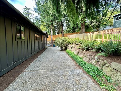 8920 168th Avenue Ne, Redmond, WA, 98052 | Card Image