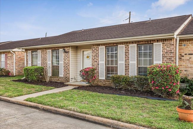 1047 Park Meadow Dr, Condo with 3 bedrooms, 2 bathrooms and null parking in Beaumont TX | Image 28