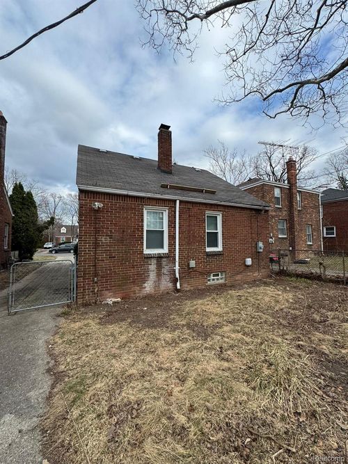 18655 Strasburg St, Detroit, MI, 48205-2677 | Card Image