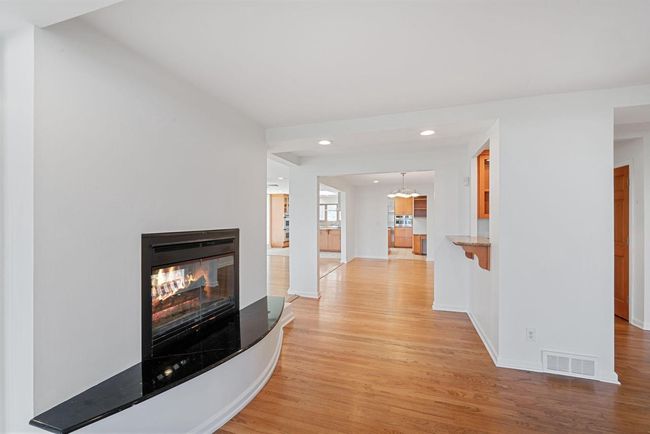 7515 N Beach Drive, House other with 4 bedrooms, 4 bathrooms and null parking in Fox Point WI | Image 7