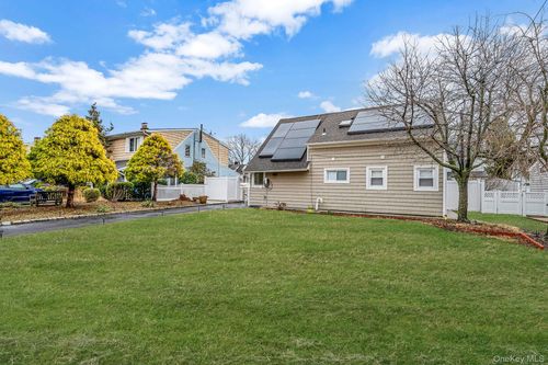 8 Bent Ln, Levittown, NY, 11756-3006 | Card Image