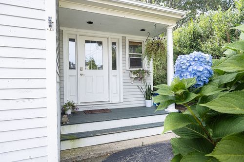 66 Center Ave, Middletown, RI, 02842-5810 | Card Image