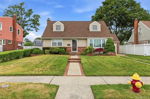 324 Coleridge St, Levittown, NY, 11756-5628 | Card Image