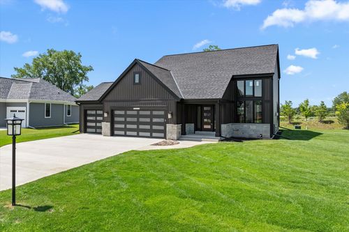 W251N2385 Valleyview Cir, Pewaukee, WI, 53072-1801 | Card Image