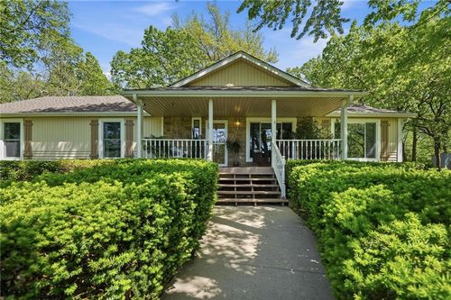 715 Dickinson Rd, Independence, MO, 64050-1332 | Card Image