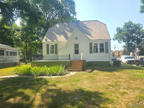 698 Center Dr, Ste Genevieve, MO, 63670-1802 | Card Image