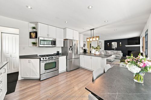 422 Queen St, Newmarket, ON, L3Y2H2 | Card Image