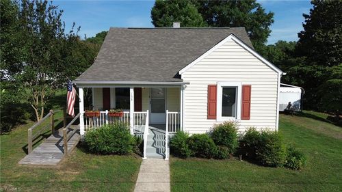 153 Green St, Mount Airy, NC, 27030-5833 | Card Image
