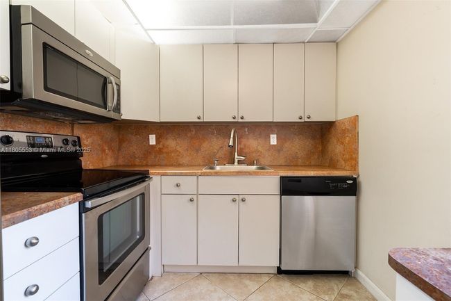 446 - 446 Flanders J, Condo with 2 bedrooms, 2 bathrooms and null parking in Delray Beach FL | Image 9