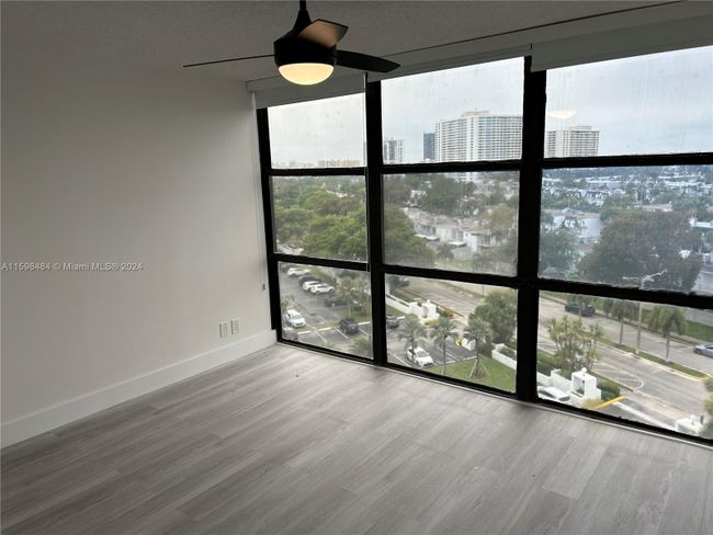 909 - 1000 Parkview Dr, Condo with 3 bedrooms, 2 bathrooms and null parking in Hallandale Beach FL | Image 7