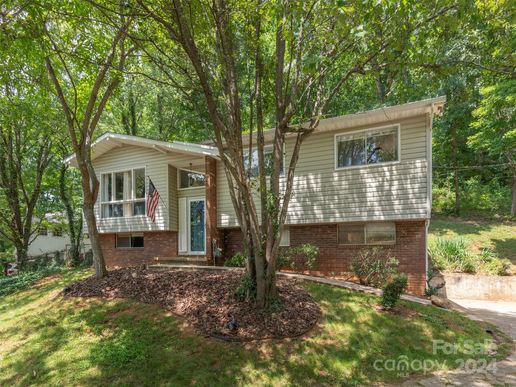 Sleepy Hollow Dr, Asheville, NC 28805