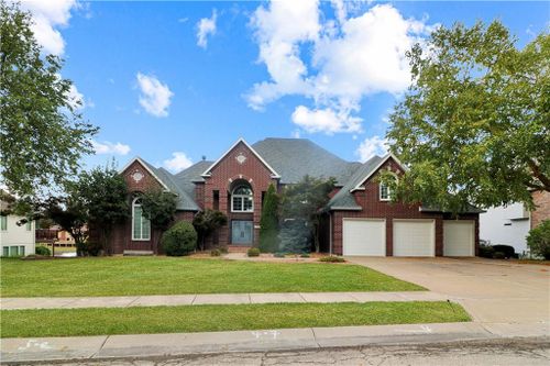 1227 Pembrooke Dr, Warrensburg, MO, 64093-8916 | Card Image