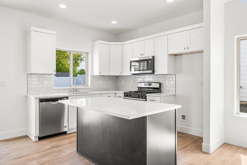 1097 S Underwood Pl, Kennewick, WA, 99337-4004 | Card Image