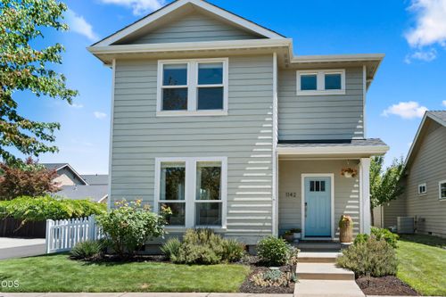 1142 N Haskell St, Central Point, OR, 97502-2496 | Card Image