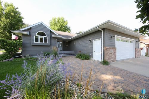 5015 E Newcastle St, Sioux Falls, SD, 57110-6008 | Card Image