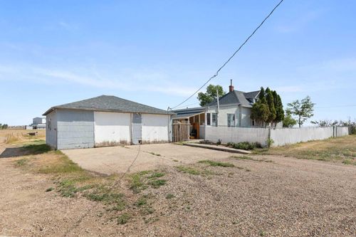 305 8 Street Ne, Home with 2 bedrooms, 1 bathrooms and 2 parking in Redcliff AB | Card Image