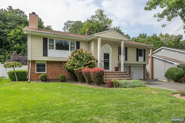 Condit Ct, Roseland, NJ 07068