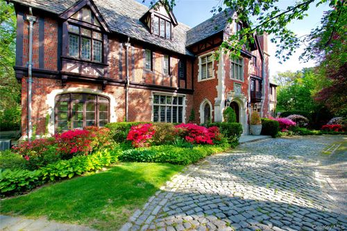 107 Bayview Rd, Manhasset, NY, 11030-1027 | Card Image