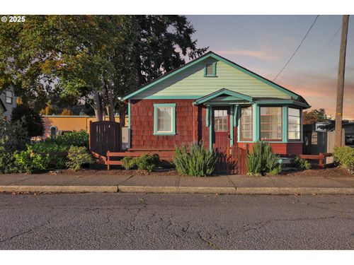 728 E Whiteaker Ave, Cottage Grove, OR, 97424-1652 | Card Image