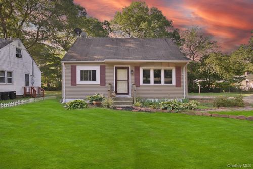 80 Norfleet Ln, Coram, NY, 11727-4049 | Card Image