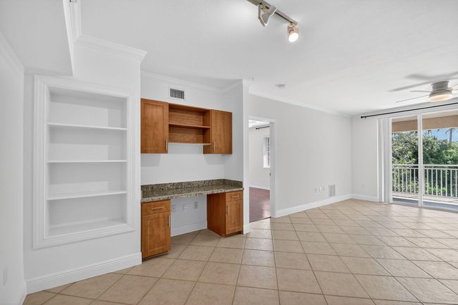 APT-304 - 6511 Emerald Dunes Dr, Condo with 2 bedrooms, 2 bathrooms and null parking in West Palm Beach FL | Image 12