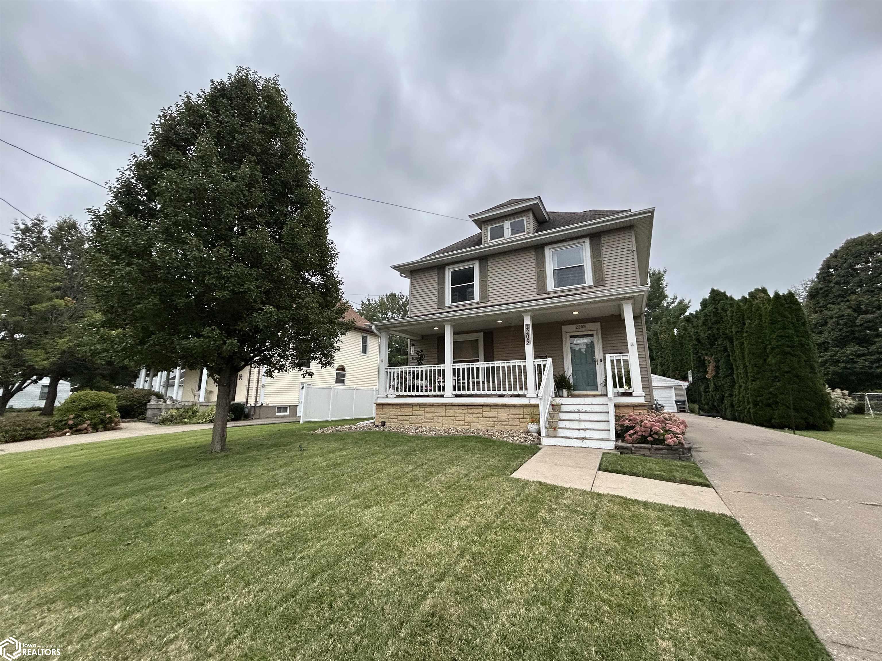 West Ave, Burlington, IA 52601