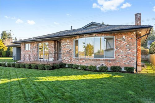 245 Elizabeth Ave, Qualicum Beach, BC, V9K1G8 | Card Image