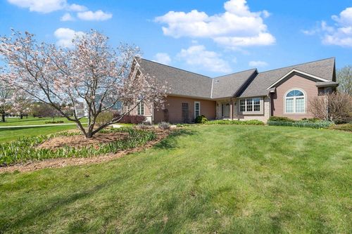 210 Hunters Xing S, Slinger, WI, 53086-9275 | Card Image