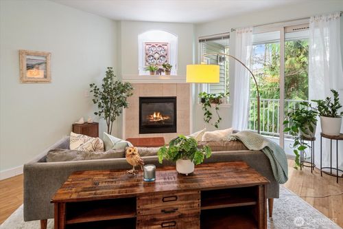 apt-e203-12712 Admiralty Way, Everett, WA, 98204-8022 | Card Image