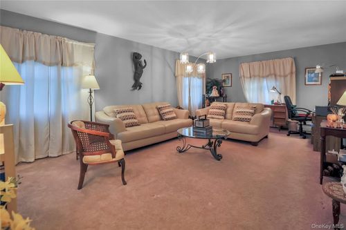 37 Malvern Ln, Stony Brook, NY, 11790-2833 | Card Image