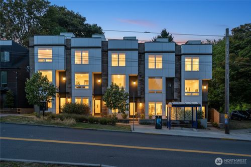 2833 3rd Ave W, Seattle, WA, 98119-2333 | Card Image