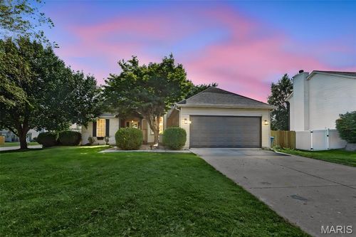 3240 Hunters Way, Belleville, IL, 62221-3471 | Card Image