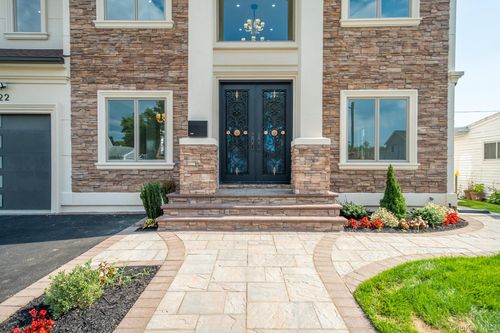 22 Sleepy Ln, Hicksville, NY, 11801-6325 | Card Image