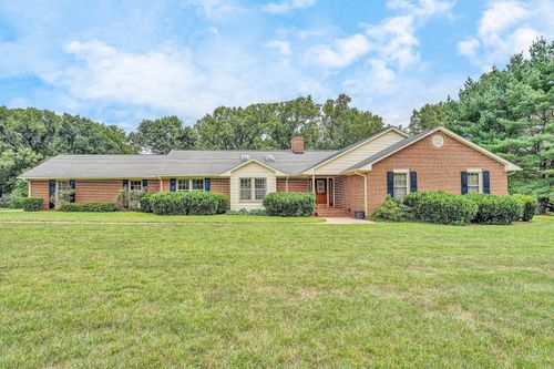 7045 Highfields Farm Trl, Roanoke, VA, 24018-5633 | Card Image