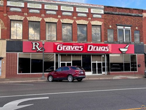 609 Commercial St, Emporia, KS, 66801-3901 | Card Image