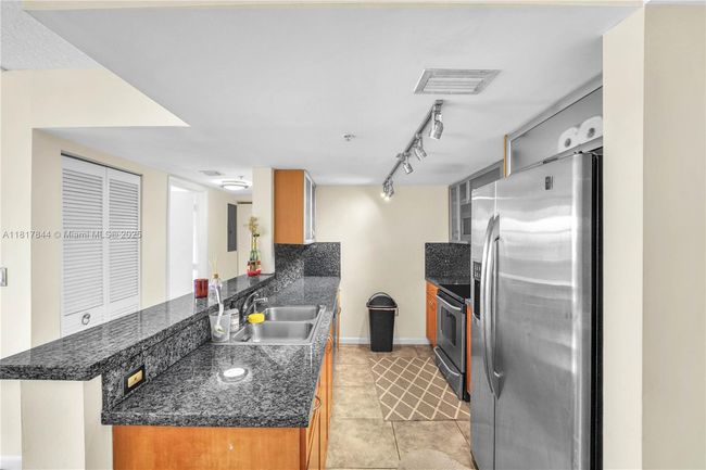 APT-304 - 1555 N Treasure Dr, Condo with 2 bedrooms, 2 bathrooms and null parking in North Bay Village FL | Image 8
