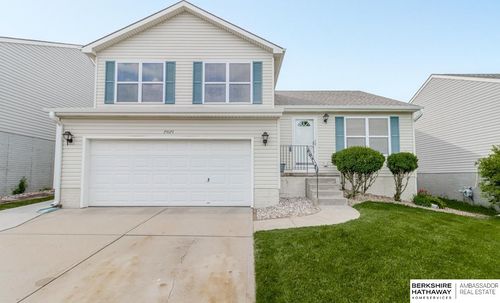 19619 V St, Omaha, NE, 68135-4247 | Card Image