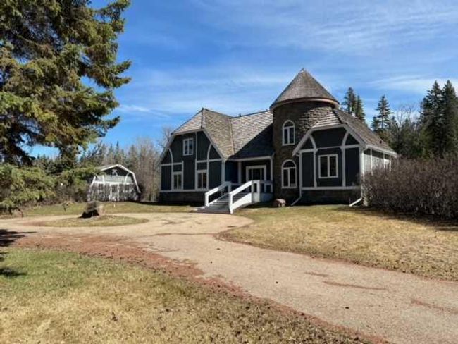 6725 40 Avenue, Home with 3 bedrooms, 2 bathrooms and 10 parking in Red Deer AB | Image 2