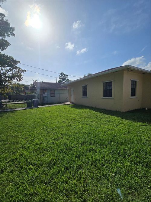 311-311 Nw 97th St, Miami, FL, 33150-1630 | Card Image