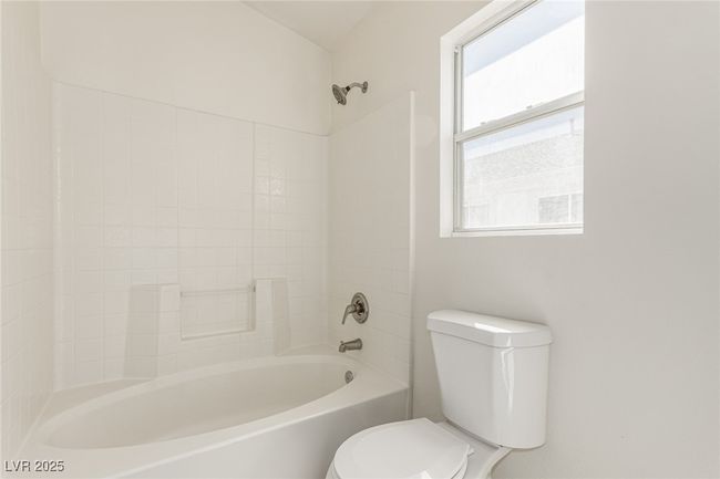 Toilet and shower / washtub combination separate from vanity | Image 15