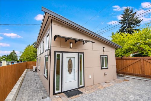 b-9438 24th Avenue Sw, Seattle, WA, 98106 | Card Image