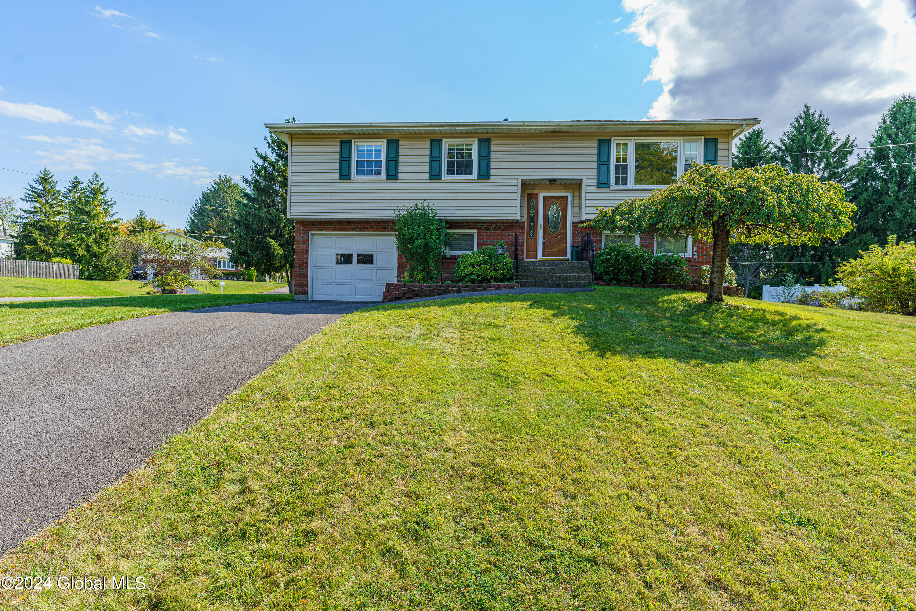 Mallard Ln, Latham, NY 12110