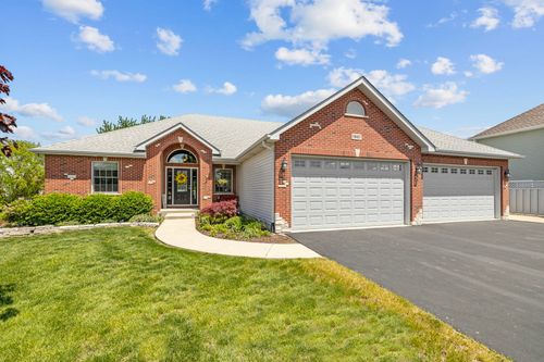 1967 Meadowlark Ln, Yorkville, IL, 60560-9057 | Card Image