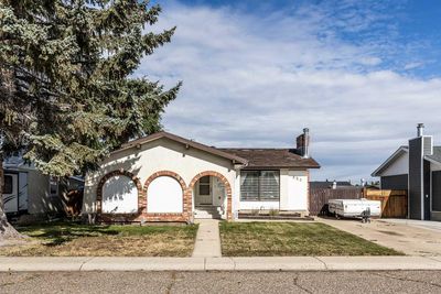 454 Hilton Cres Ne, House detached with 4 bedrooms, 2 bathrooms and 2 parking in Medicine Hat AB | Image 2