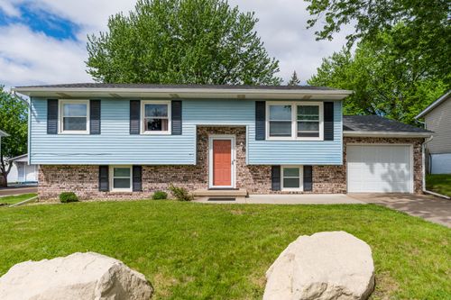 6636 Hillandale Rd, Davenport, IA, 52806-1547 | Card Image