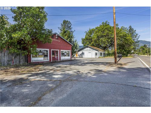 8622 E Evans Creek Rd, Rogue River, OR, 97537-6660 | Card Image