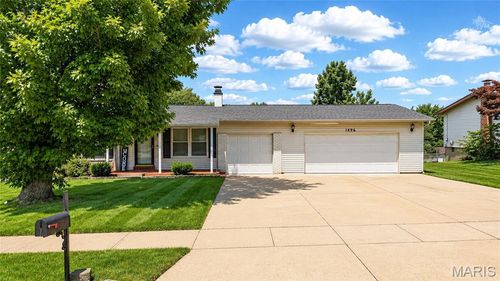 1496 El Camino Dr, Florissant, MO, 63031-7624 | Card Image